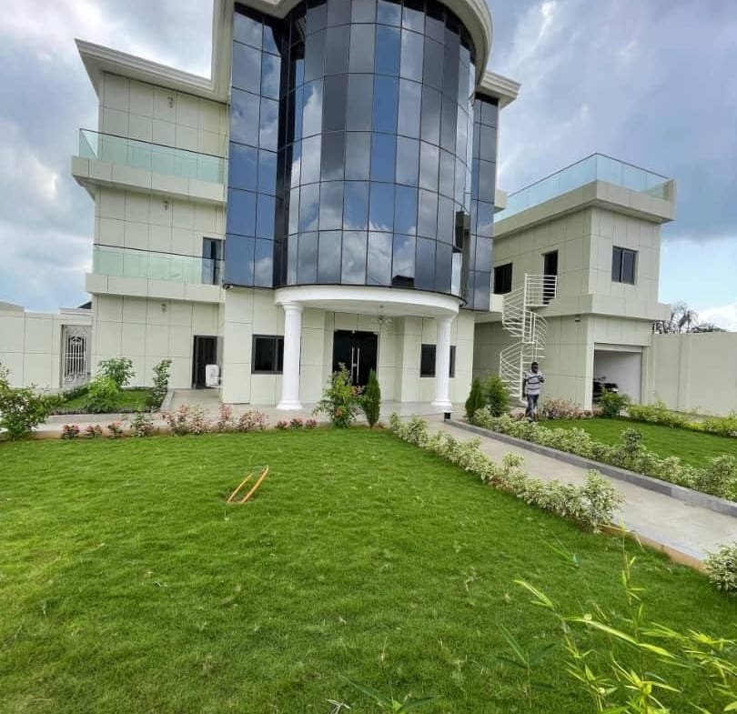 Villa de prestige avec sous sol à vendre à Calavi Zopah