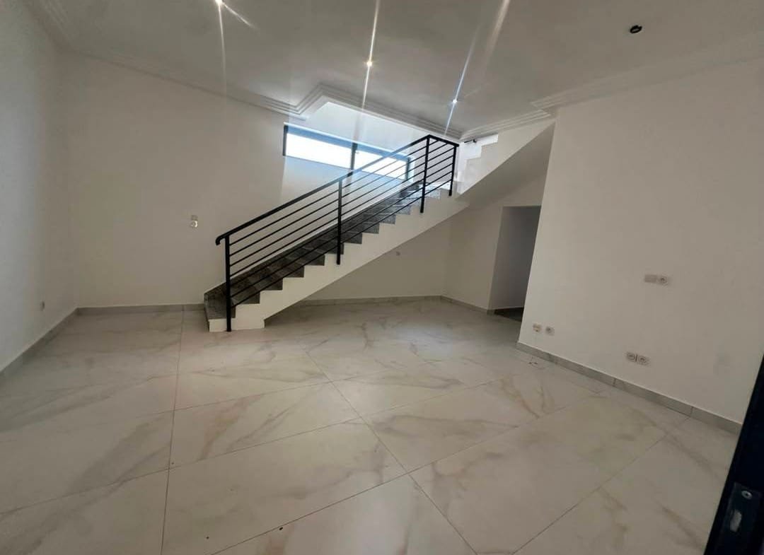 Villa duplex 4 chambres avec grande cour à Akpakpa Jak 4