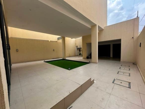 Villa duplex 4 chambres avec grande cour à Akpakpa Jak