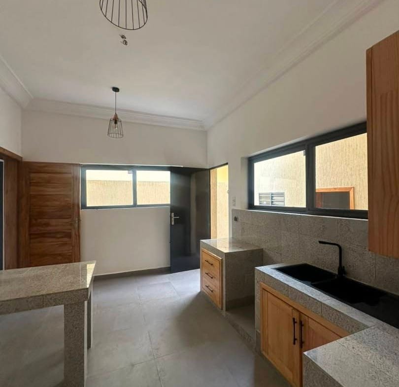 Villa duplex 4 chambres avec grande cour à Akpakpa Jak 7