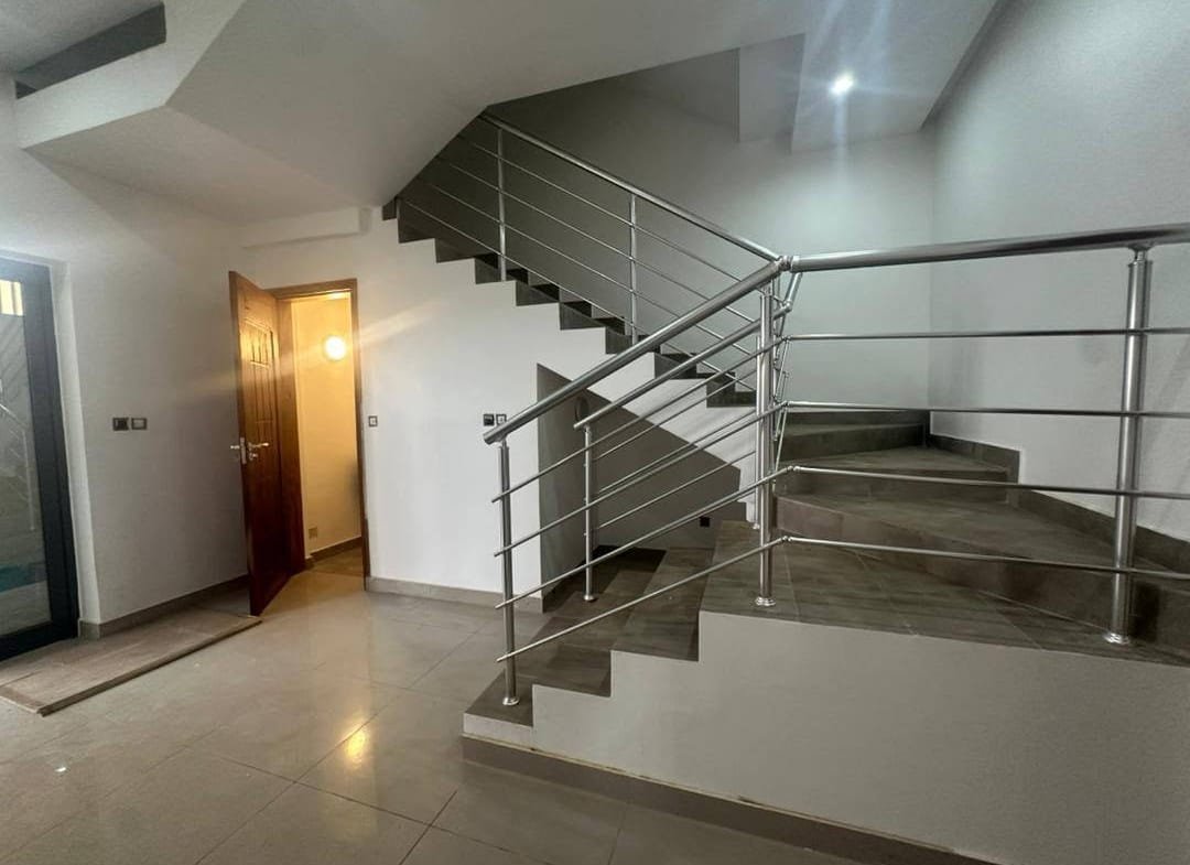 Villa duplex avec piscine à Fidjrossè Togbin Plage 21
