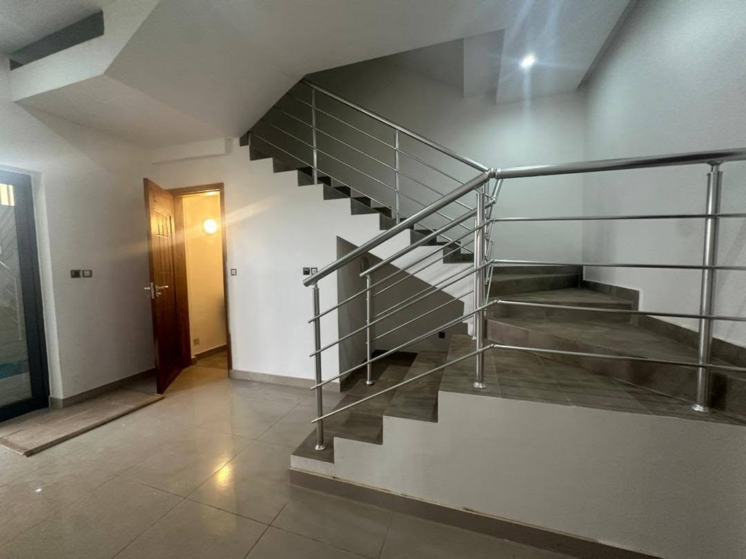 Villa duplex avec piscine à Fidjrossè Togbin Plage 21