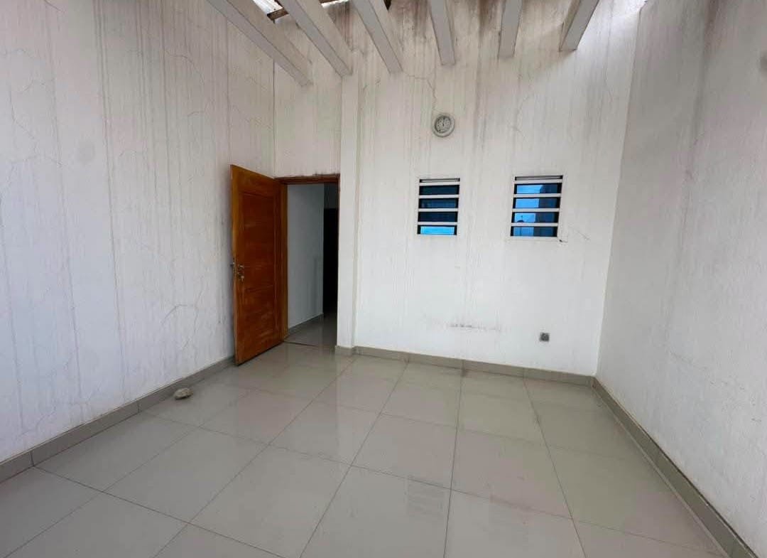 Villa duplex moderne à vendre à Fidjrossè proche Route des Pêches 10