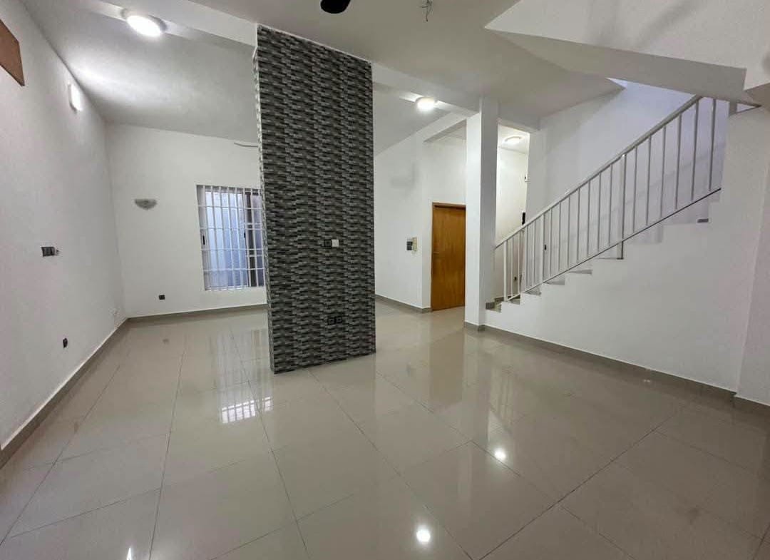 Villa duplex moderne à vendre à Fidjrossè proche Route des Pêches 2