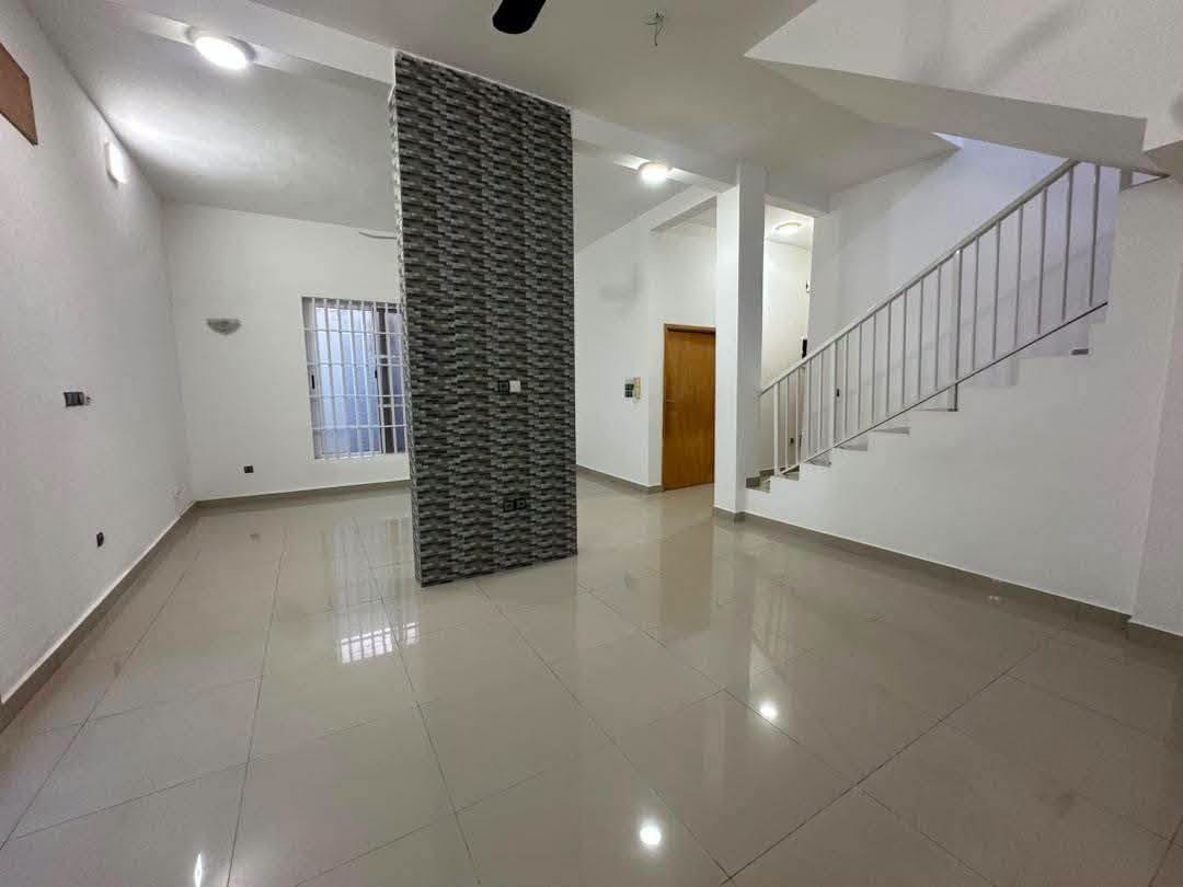 Villa duplex moderne à vendre à Fidjrossè proche Route des Pêches 2 Villa duplex moderne à vendre à Fidjrossè proche Route des Pêches 2