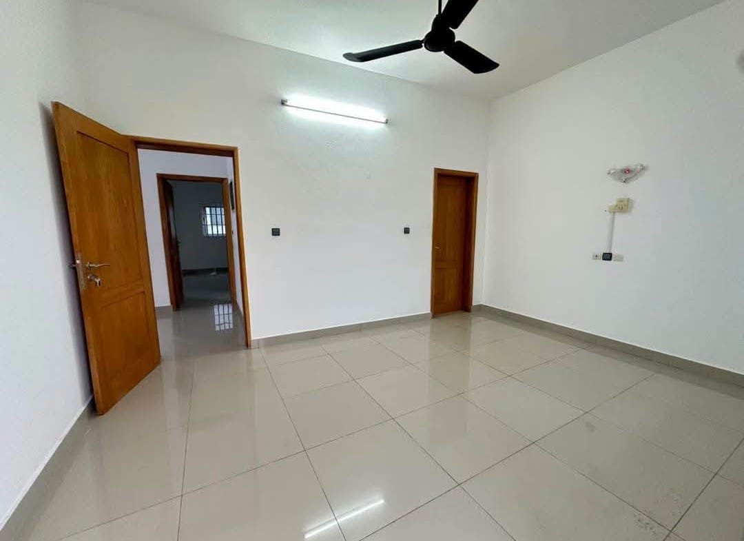 Villa duplex moderne à vendre à Fidjrossè proche Route des Pêches 4