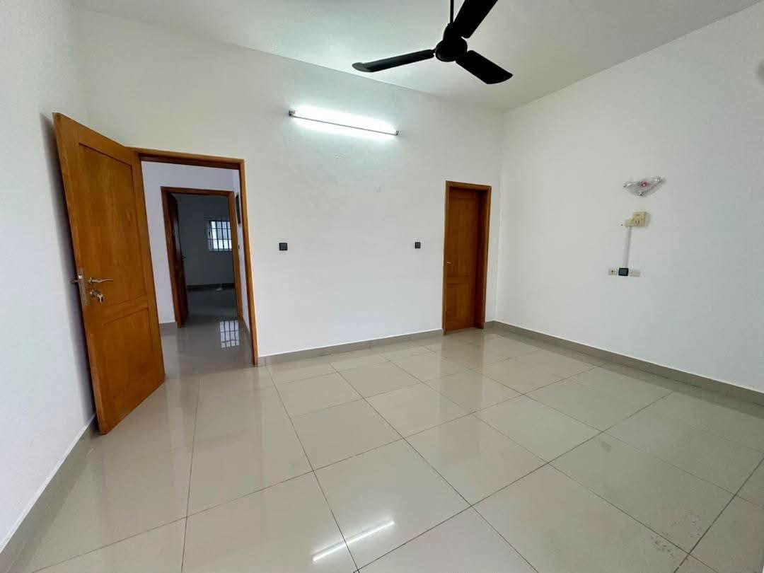 Villa duplex moderne à vendre à Fidjrossè proche Route des Pêches 4 Villa duplex moderne à vendre à Fidjrossè proche Route des Pêches 4