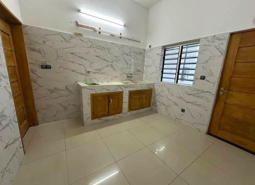 Villa duplex moderne à vendre à Fidjrossè proche Route des Pêches 5