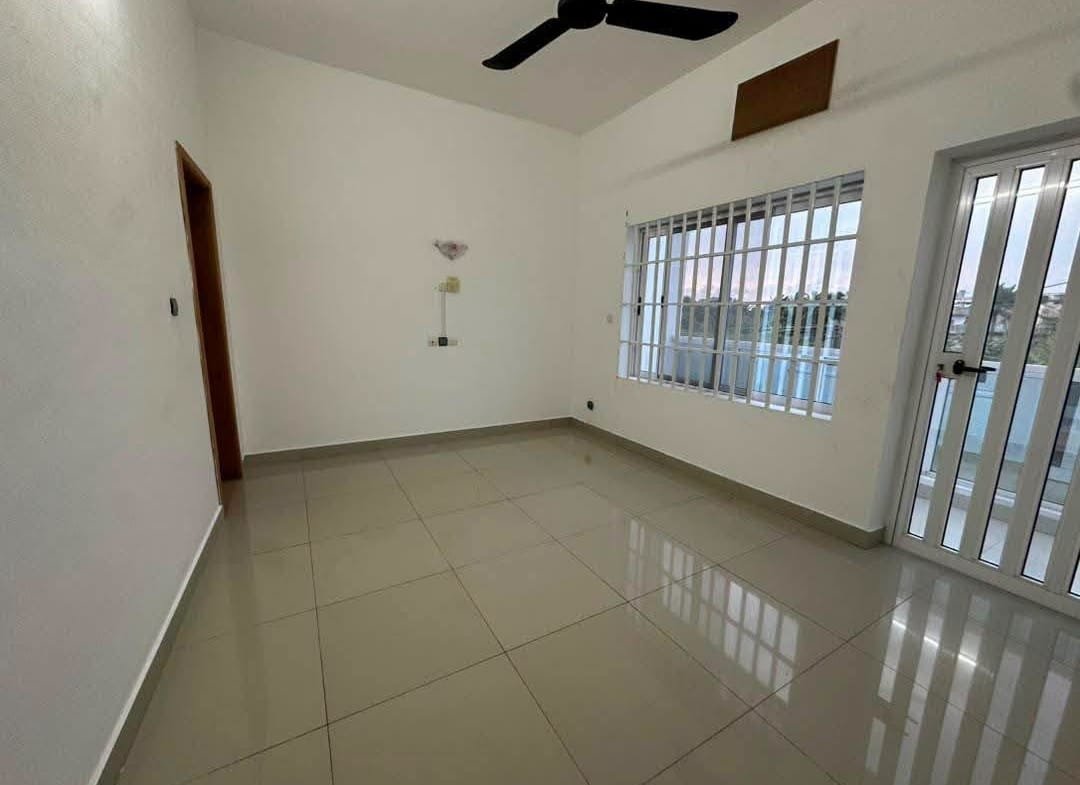 Villa duplex moderne à vendre à Fidjrossè proche Route des Pêches 6
