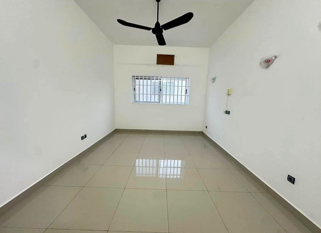 Villa duplex moderne à vendre à Fidjrossè proche Route des Pêches 8