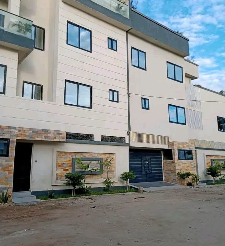Villa triplex avec vue mer à Fidjrossè Plage
