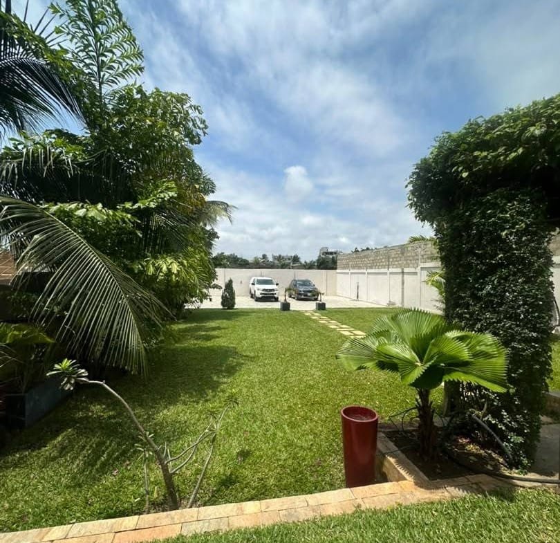 Appartement meublé 2 chambres à louer à Fidjrossè Plage avec piscine 10