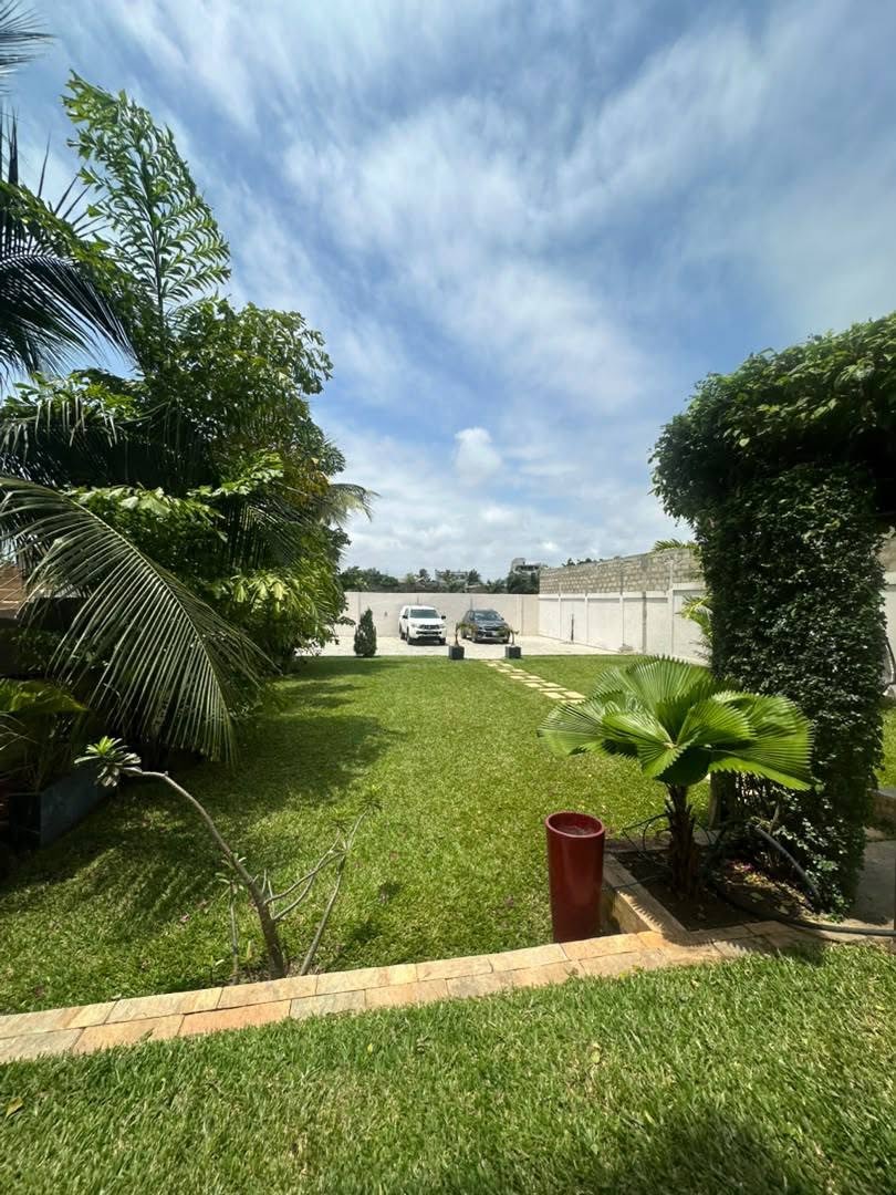 Appartement meublé 2 chambres à louer à Fidjrossè Plage avec piscine 10