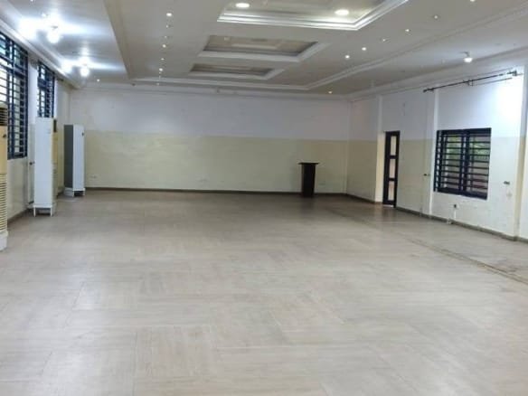 Grand hall climatisé de 300 m² à louer à Saint Michel Cotonou