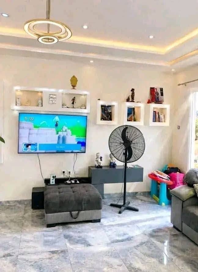 Villa R+1 de 5 chambres autonomes avec titre foncier à vendre à Hêvié 2 Villa R+1 de 5 chambres autonomes avec titre foncier à vendre à Hêvié 2