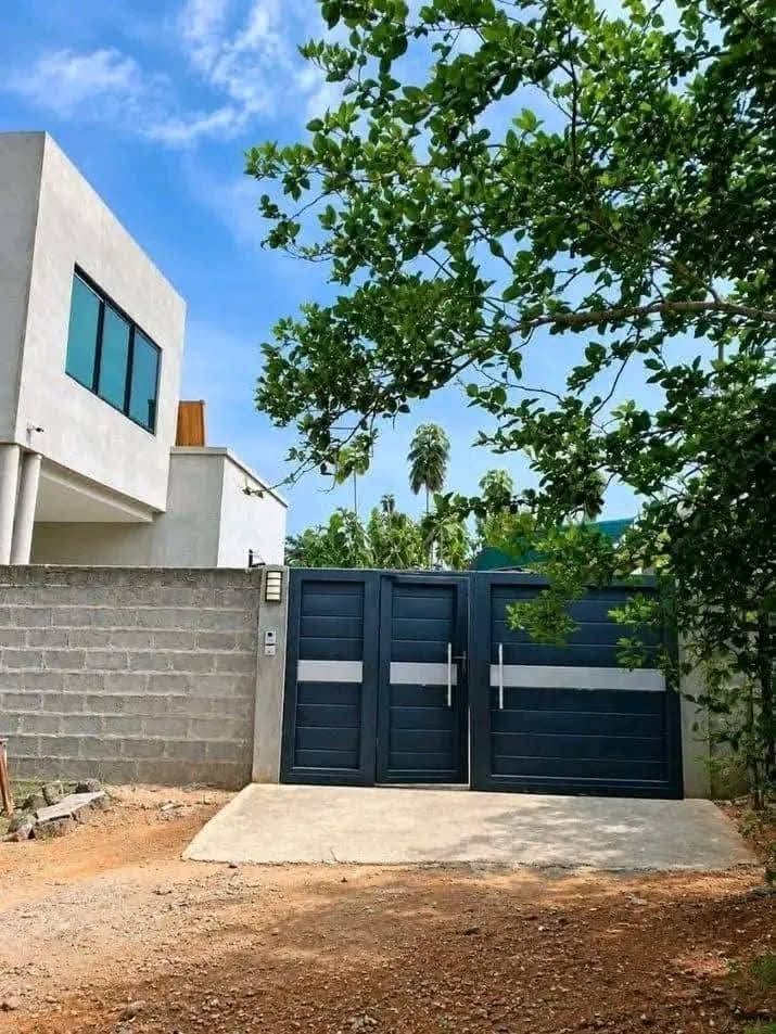 Villa R+1 de 5 chambres autonomes avec titre foncier à vendre à Hêvié 4 Villa R+1 de 5 chambres autonomes avec titre foncier à vendre à Hêvié 4