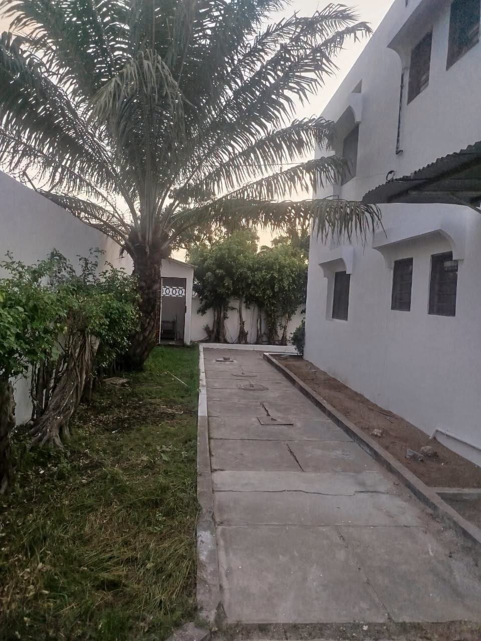 Villa duplex de 5 chambres avec dépendance à louer à Houéyiho 2
