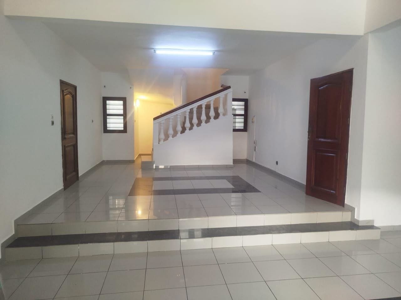 Villa duplex de 5 chambres avec dépendance à louer à Houéyiho 3