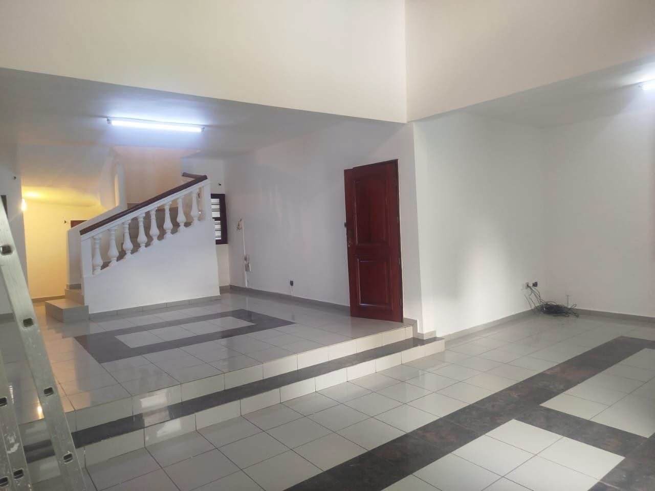 Villa duplex de 5 chambres avec dépendance à louer à Houéyiho 4