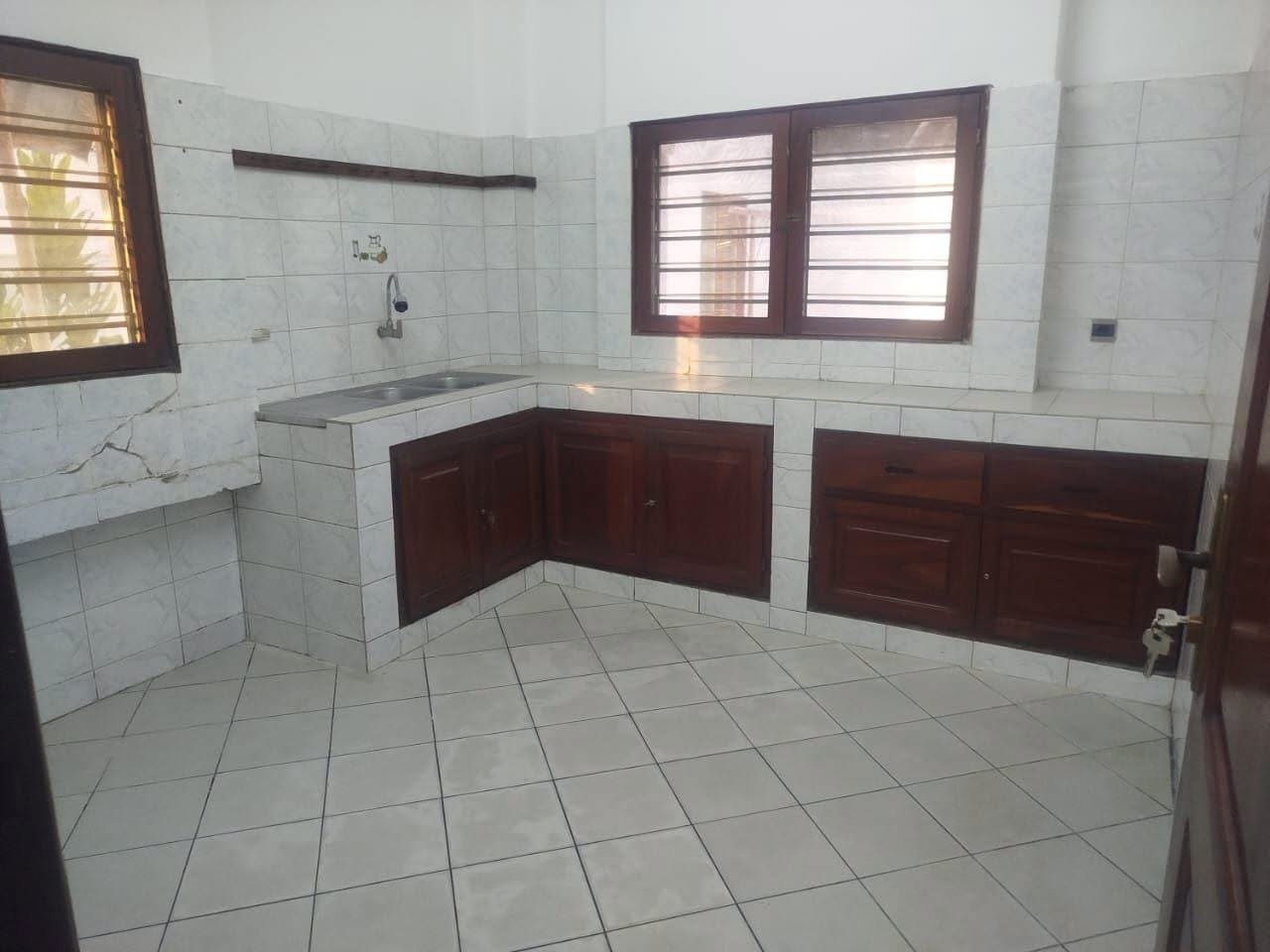Villa duplex de 5 chambres avec dépendance à louer à Houéyiho 5