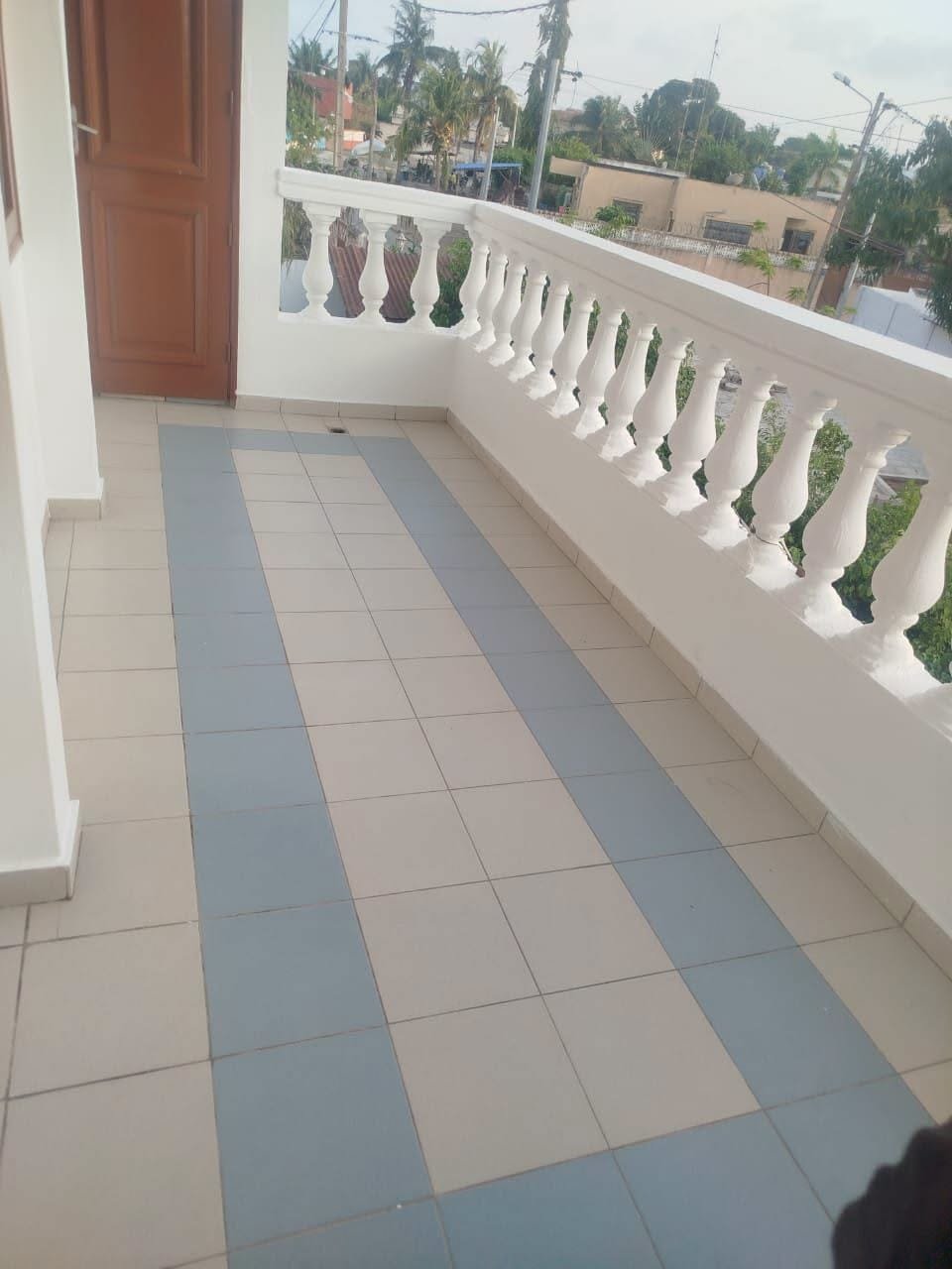 Villa duplex de 5 chambres avec dépendance à louer à Houéyiho 6