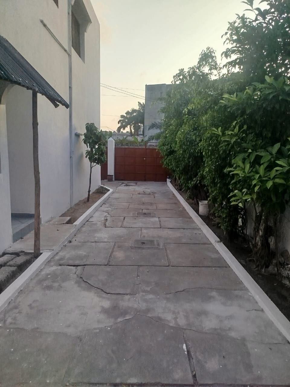 Villa duplex de 5 chambres avec dépendance à louer à Houéyiho 8
